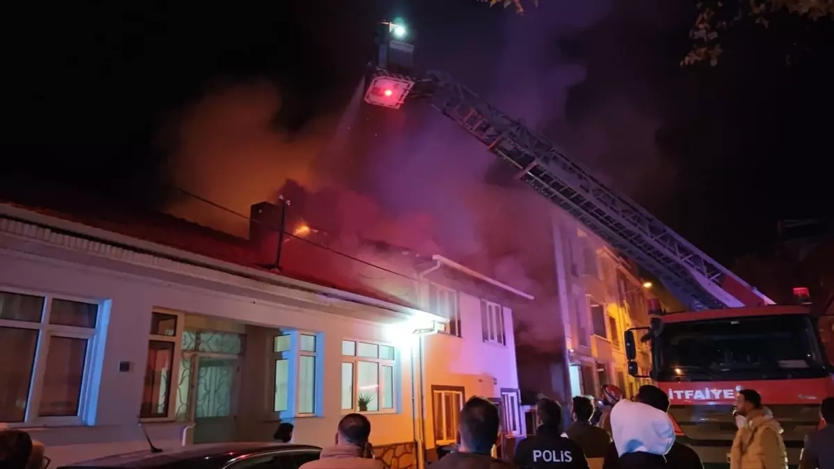 İnegöl’de Yangın: Ahşap Ev Küle Döndü