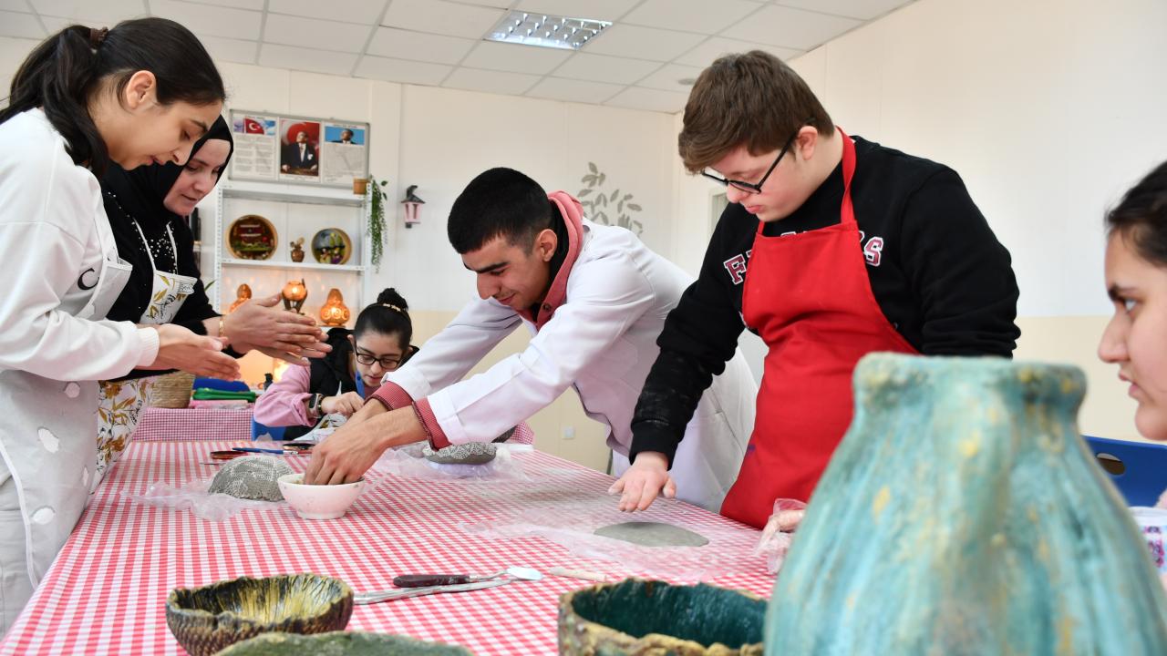 Özel öğrencilerin el becerileri seramik ve el sanatları eğitimiyle gelişiyor