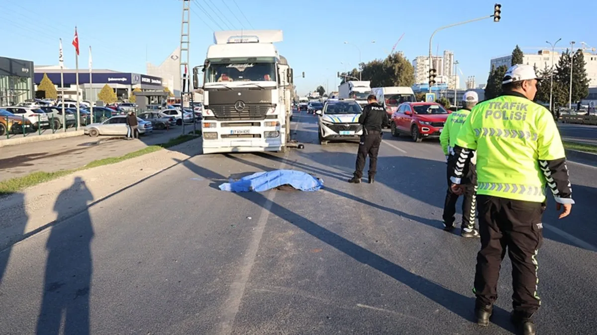 Tırın altında kalan motosiklet sürücüsü hayatını kaybetti