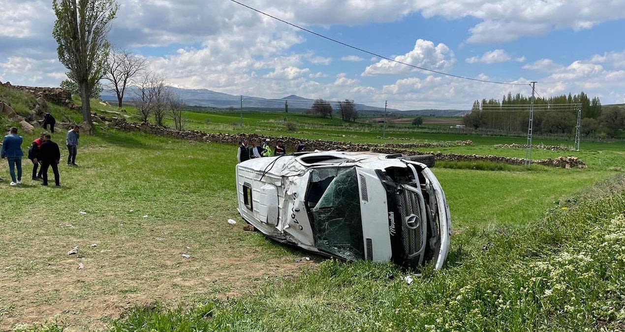 Öğrenci servisi devrildi! Çok sayıda öğrenci yaralandı